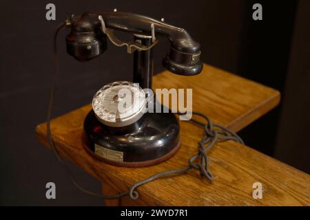 Un classico telefono rotativo nero poggia su un ripiano in legno, evocando un senso di nostalgia al Museo della Profumeria Molinard di Grasse, in Francia Foto Stock