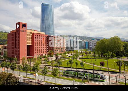 Hotel Melia, Abandoibarra Hiribidea e Torre Iberdrola sullo sfondo, Bilbao, Bizkaia, Euskadi, Spagna. Foto Stock