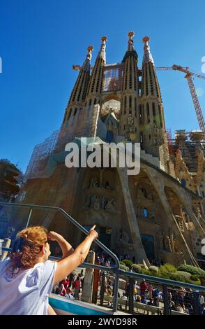 Autobus turistico. Basílica de la Sagrada Familia di Antonio Gaudí. Barcellona. Catalogna. Spagna. Foto Stock