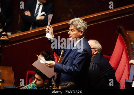 Fabien Roussel, deputato del gruppo Gauche Démocrate et Republicaine, parla durante la sessione al primo ministro Gabriel Attal. Una sessione settimanale di interrogatorio del primo ministro francese Gabriel Attal si svolge nell'Assemblea Nazionale al Palais Bourbon di Parigi. Foto Stock