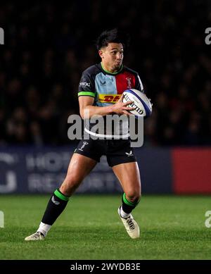 Londra, Inghilterra, 5 aprile 2024. Marcus Smith di Harlequin durante il round del 16 Investec Champions Cup match tra Harlequins e Glasgow Warriors al Twickenham Stoop. Crediti: Ben Whitley/Alamy Live News Foto Stock