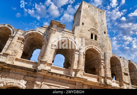 Pro des Tours Sarrasines, Arènes d'Arles, Roman Amphithéâtre, Arles, Bouches-du-Rhône, Provence-Alpes-Côte dAzur, Francia, Europa. Foto Stock