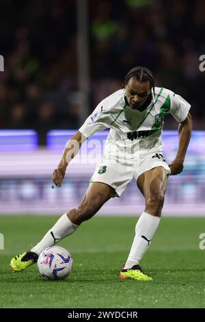 Salerno, Italia. 5 aprile 2024. L'attaccante francese del Sassuolo Armand Lauriente controlla il pallone durante la partita di serie A tra Unione sportiva Salernitana e Sassuolo allo Stadio Arechi di Salerno il 5 aprile 2024. Credito: Agenzia fotografica indipendente/Alamy Live News Foto Stock