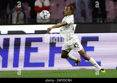 Salerno, Italia. 5 aprile 2024. L'attaccante francese del Sassuolo Armand Lauriente controlla il pallone durante la partita di serie A tra Unione sportiva Salernitana e Sassuolo allo Stadio Arechi di Salerno il 5 aprile 2024. Credito: Agenzia fotografica indipendente/Alamy Live News Foto Stock