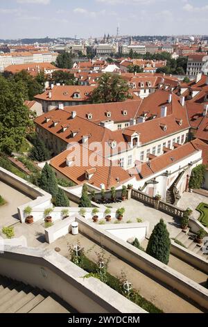 Praga vista dai giardini del Palazzo Wallenstein, Mala strana, Praga, Repubblica Ceca. Foto Stock