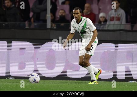 Salerno, Italia. 5 aprile 2024. L'attaccante francese del Sassuolo Armand Lauriente controlla il pallone durante la partita di serie A tra Unione sportiva Salernitana e Sassuolo allo Stadio Arechi di Salerno il 5 aprile 2024. Credito: Agenzia fotografica indipendente/Alamy Live News Foto Stock