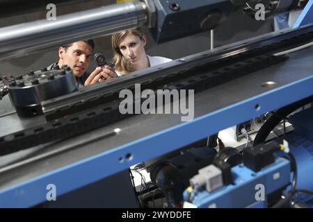 Ricercatori. Banco di prova prototipo per lo sviluppo di attuatori lineari elettromeccanici per l'industria aerospaziale. Centro tecnologico e di ricerca. Parco tecnologico. San Sebastian. Donostia. Gipuzkoa. Paesi Baschi. Spagna. Foto Stock