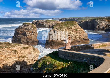 Playa de las Catedrales, monumento Natural ubicado en la formación geomorfológica Rasa Cantábrica, en la provincia de Lugo. Se trata de una superficie plana situada entre el mar Cantábrico y las estribaciones montañosas, generando de esta manera un tipo de costas lineal en donde destaca la formación de playas a pié de acantilado y arenales separados a menudo por farallones. También es conocida como AS Cátedras, Lugo, Galizia, Spagna. Foto Stock