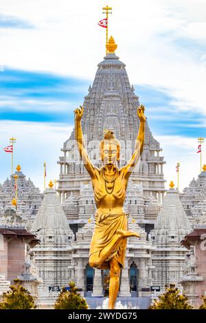 Statua di Nilkanth Varni con tempio Akshardham Mahamandir sul retro a BAPS New Jersey, Stati Uniti Foto Stock