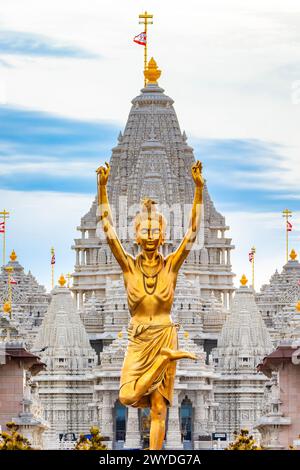 Statua di Nilkanth Varni con tempio Akshardham Mahamandir sul retro a BAPS New Jersey, Stati Uniti Foto Stock