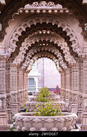 Splendido arco decorato al tempio BAPS Swaminarayan Akshardham con nessuno Foto Stock