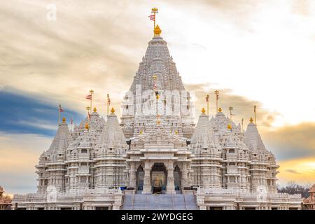 Vista panoramica del tempio di Akshardham Mahamandir al BAPS Swaminarayan Akshardham durante il tramonto Foto Stock