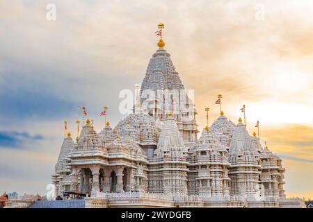 Vista panoramica del tempio di Akshardham Mahamandir al BAPS Swaminarayan Akshardham durante il tramonto Foto Stock