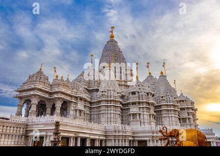 Vista panoramica del tempio di Akshardham Mahamandir al BAPS Swaminarayan Akshardham durante il tramonto Foto Stock
