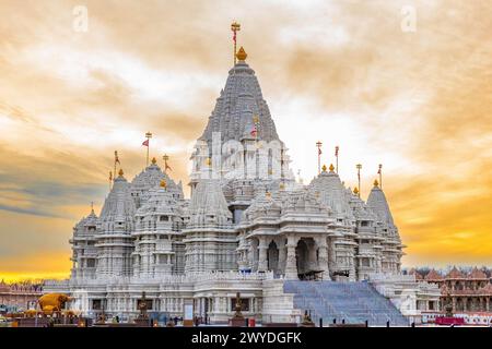 Vista panoramica del tempio di Akshardham Mahamandir al BAPS Swaminarayan Akshardham durante il tramonto Foto Stock