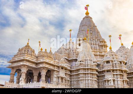 Vista panoramica del tempio di Akshardham Mahamandir al BAPS Swaminarayan Akshardham durante il tramonto Foto Stock