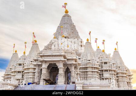 Vista panoramica del tempio di Akshardham Mahamandir al BAPS Swaminarayan Akshardham durante il tramonto Foto Stock
