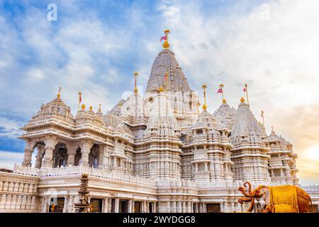 Vista panoramica del tempio di Akshardham Mahamandir al BAPS Swaminarayan Akshardham durante il tramonto Foto Stock