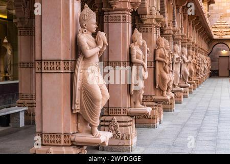 Scenografiche statue indù che decorano il tempio di Akshardham Mahamandir al BAPS Swaminarayan Akshardham da vicino Foto Stock