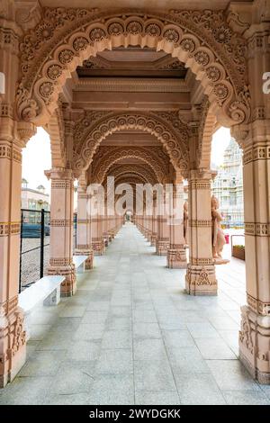 Splendido arco decorato al tempio BAPS Swaminarayan Akshardham con nessuno Foto Stock