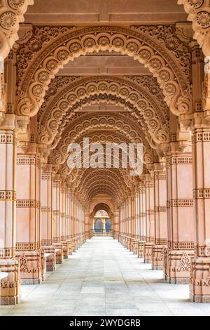 Splendido arco decorato al tempio BAPS Swaminarayan Akshardham con nessuno Foto Stock