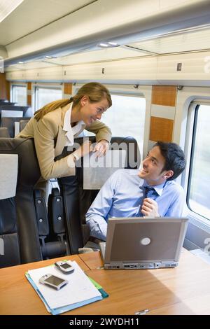 Gli operatori collegati a internet. Passeggero. AVE, Tren de Alta Velocidad, Zaragoza, Aragón. Spagna. Foto Stock