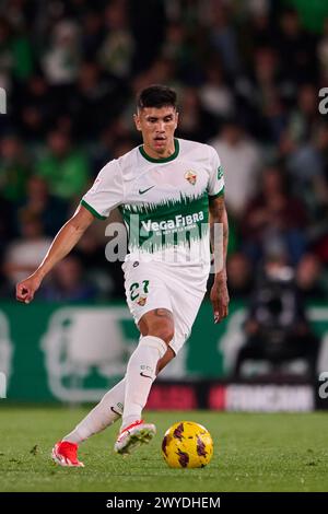 ELCHE, SPAGNA - 5 APRILE: Nico Castro attacca il centrocampo dell'Elche CF corre con il pallone durante il LaLiga Hypermotion match tra Elche CF e Real Oviedo allo stadio Manuel Martinez Valero, il 5 aprile 2024 a Elche, Spagna. (Foto di Francisco Macia/Photo Players Images) Foto Stock