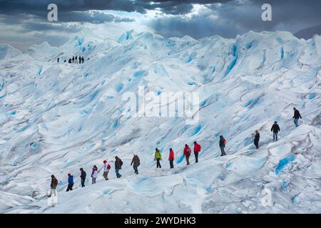 Mini trekking. Cammina sul ghiacciaio con ramponi. Ghiacciaio Perito Moreno. Parco nazionale Los Glaciares. Vicino a El Calafate. Provincia di Santa Cruz. Patagonia. Argentina. Foto Stock