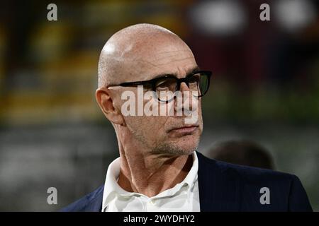 Salerno, Italia. 5 aprile 2024. Davide Ballardini allenatore degli Stati Uniti Sassuolo lo guarda durante la partita di serie A TIM tra US Salernitana e US Sassuolo allo Stadio Arechi, Salerno, Italia, il 5 aprile 2024. Crediti: Nicola Ianuale/Alamy Live News Foto Stock