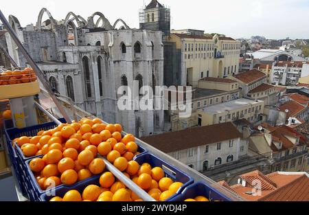 Ascensore Santa Justa e Igreja do Carmo, Lisbona. Portogallo. Foto Stock