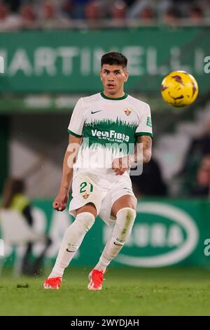 ELCHE, SPAGNA - 5 APRILE: Nico Castro attacca il centrocampo dell'Elche CF passa la palla durante la partita di LaLiga Hypermotion tra Elche CF e Real Oviedo allo stadio Manuel Martinez Valero, il 5 aprile 2024 a Elche, Spagna. (Foto di Francisco Macia/Photo Players Images) Foto Stock