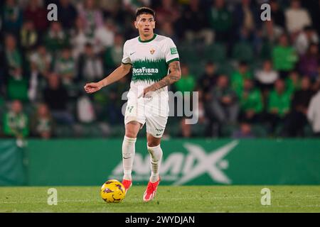 ELCHE, SPAGNA - 5 APRILE: Nico Castro attacca il centrocampo dell'Elche CF passa la palla durante la partita di LaLiga Hypermotion tra Elche CF e Real Oviedo allo stadio Manuel Martinez Valero, il 5 aprile 2024 a Elche, Spagna. (Foto di Francisco Macia/Photo Players Images) Foto Stock