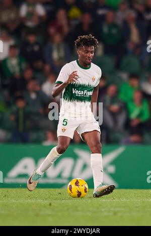 ELCHE, SPAGNA - 5 APRILE: Nico Castro attacca il centrocampo dell'Elche CF passa la palla durante la partita di LaLiga Hypermotion tra Elche CF e Real Oviedo allo stadio Manuel Martinez Valero, il 5 aprile 2024 a Elche, Spagna. (Foto di Francisco Macia/Photo Players Images) Foto Stock