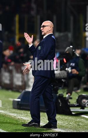 Salerno, Italia. 5 aprile 2024. Davide Ballardini allenatore degli USA Sassuolo gesti durante la partita di serie A TIM tra US Salernitana e US Sassuolo allo Stadio Arechi, Salerno, Italia, il 5 aprile 2024. Crediti: Nicola Ianuale/Alamy Live News Foto Stock