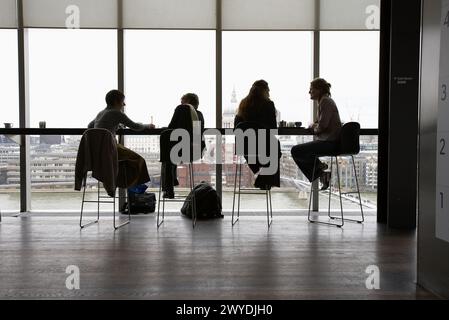 Café, Tate Modern, Londra. Inghilterra. REGNO UNITO. Foto Stock