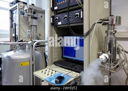 Laboratorio di spettroscopia dielettrica, Materials Physics Center è un centro congiunto del Consiglio spagnolo per la ricerca scientifica CSIC e dell'Università dei Paesi Baschi UPV/EHU. La sua attività di ricerca si concentra principalmente sugli aspetti fondamentali della scienza dei materiali. L'attività scientifica nei laboratori e nelle strutture sperimentali del CFM si occupa della morfologia e delle proprietà elettroniche di materiali nano-strutturati, polimeri e materia morbida e materiali fotonici. Inoltre, una parte importante della ricerca scientifica nel CFM è dedicata alla teoria e alla simulazione delle proprietà dei materiali Foto Stock