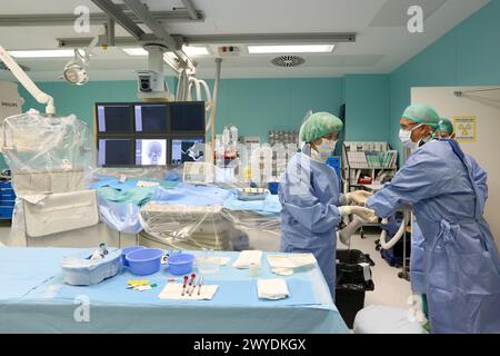 Preparazione chirurgica, pianificazione, Neuroradiologia interventistica, sala operatoria, reparto di radiologia, ospedale Donostia, San Sebastian, Donostia, Gipuzkoa, Paesi Baschi, Spagna. Foto Stock