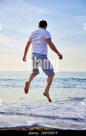 Men 30-35, Beach, Hendaye, Aquitania, Pirenei Atlantiques, Francia, Europa. Foto Stock