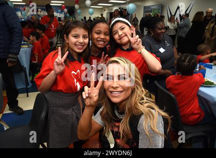4 aprile 2024, Philadelphia, Pa, Stati Uniti: Natalya Neidhart partecipa alla grande apertura della cucina e caffetteria completamente ristrutturata del R.W. Brown Boys & Girls Club presso il Caring People Alliance R.W. Brown Boys & Girls Club di Philadelphia, Pennsylvania. (Credit Image: © Photo Image Press via ZUMA Press Wire) SOLO PER USO EDITORIALE! Non per USO commerciale! Foto Stock