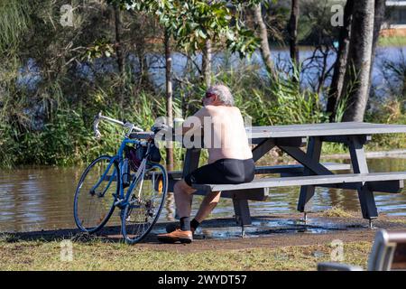 Sabato 6 aprile 2024. Sydney è stata colpita da un diluvio di pioggia nelle ultime 48 ore, con alcune aree, tra cui Penrith, che hanno ricevuto le piogge più pesanti di sempre, a Narrabeen i residenti intorno alla laguna di Narabeen, nella foto, sono stati invitati ad evacuare a causa dell'innalzamento del livello dell'acqua dal lago Narrabeen sulle spiagge settentrionali di Sydney. dove sono caduti oltre 150 mm di pioggia. Ci sono stati oltre 50 avvistamenti di inondazioni lungo i fiumi nel nuovo Galles del Sud e si prevede che la diga di Warragamba fuoriesca. Accreditate le notizie dal vivo di Martin Berry @alamy. Foto Stock