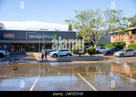 Sabato 6 aprile 2024. Sydney è stata colpita da un diluvio di pioggia nelle ultime 48 ore, con alcune aree, tra cui Penrith, che hanno ricevuto le piogge più pesanti di sempre, a Narrabeen i residenti intorno alla laguna di Narabeen, nella foto, sono stati invitati ad evacuare a causa dell'innalzamento del livello dell'acqua dal lago Narrabeen sulle spiagge settentrionali di Sydney. dove sono caduti oltre 150 mm di pioggia. Ci sono stati oltre 50 avvistamenti di inondazioni lungo i fiumi nel nuovo Galles del Sud e si prevede che la diga di Warragamba fuoriesca. Accreditate le notizie dal vivo di Martin Berry @alamy. Foto Stock