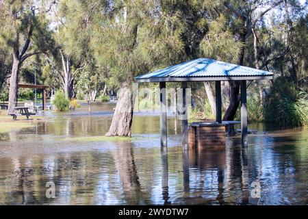 Sabato 6 aprile 2024. Sydney è stata colpita da un diluvio di pioggia nelle ultime 48 ore, con alcune aree, tra cui Penrith, che hanno ricevuto le piogge più pesanti di sempre, a Narrabeen i residenti intorno alla laguna di Narabeen, nella foto, sono stati invitati ad evacuare a causa dell'innalzamento del livello dell'acqua dal lago Narrabeen sulle spiagge settentrionali di Sydney. dove sono caduti oltre 150 mm di pioggia. Ci sono stati oltre 50 avvistamenti di inondazioni lungo i fiumi nel nuovo Galles del Sud e si prevede che la diga di Warragamba fuoriesca. Accreditate le notizie dal vivo di Martin Berry @alamy. Foto Stock