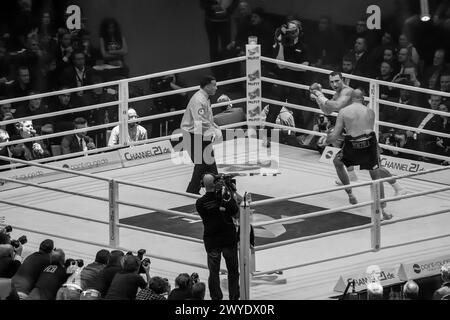 11-28-2015 Dusseldorf, GER British Boxer Tyson Fury cerca di colpire e Vladimir Klitchko cerca di sfuggire allo sciopero Foto Stock