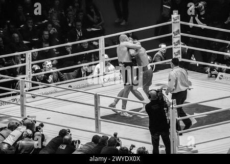 28-11-2015 Dusseldorf, Germania. Il gigante pugile britannico Tyson Fury lancia una sinistra in alto e Klitschko manca Fury con una sinistra. Foto Stock