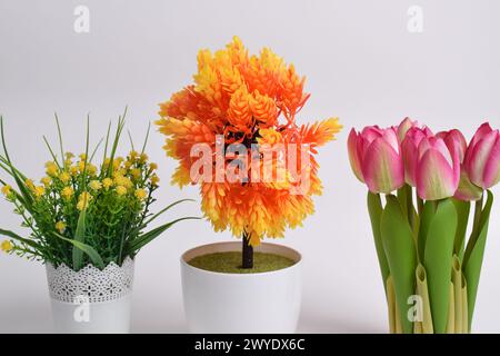 Set di piante artificiali in vasi isolati su sfondo bianco. Decorazione degli interni Foto Stock