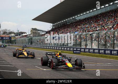 Suzuka, Giappone. 6 aprile 2024. 11 PEREZ Sergio (mex), Red Bull Racing RB20, 81 PIASTRI Oscar (aus), McLaren F1 Team MCL38, azione durante la Formula 1 MSC Cruises Japanese Grand Prix 2024, 4° round del Campionato del mondo di Formula 1 2024 dal 5 al 7 aprile 2024 sul Suzuka International Racing Course, a Suzuka, Giappone - foto Florent Gooden/DPPI credito: DPPI Media/Alamy Live News Foto Stock