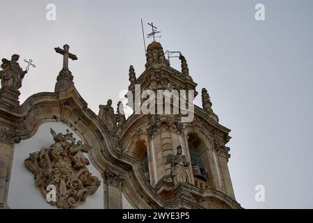 Torri del Santuario di Nossa Senhora dos Remedios in cima alla scalinata barocca sopra Lamego in Portogallo Foto Stock