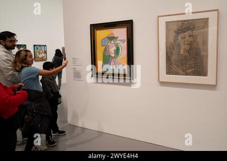 (240406) -- WASHINGTON, D.C., 6 aprile 2024 (Xinhua) -- le persone vedono opere d'arte alla mostra "Revolutions: Art from the Hirshhorn Collection, 1860-1960" presso lo Smithsonian's Hirshhorn Museum di Washington, DC, Stati Uniti, 5 aprile 2024. La mostra presenta 208 opere d'arte nella collezione permanente del museo di 117 artisti. (Xinhua/Liu Jie) credito: Liu Jie/Xinhua/Alamy Live News Foto Stock