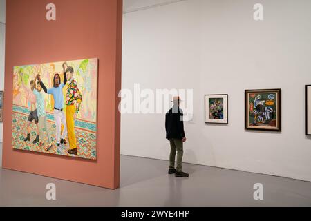 (240406) -- WASHINGTON, D.C., 6 aprile 2024 (Xinhua) -- Un visitatore osserva le opere d'arte alla mostra "Revolutions: Art from the Hirshhorn Collection, 1860-1960" allo Smithsonian's Hirshhorn Museum di Washington, DC, Stati Uniti, 5 aprile 2024. La mostra presenta 208 opere d'arte nella collezione permanente del museo di 117 artisti. (Xinhua/Liu Jie) credito: Liu Jie/Xinhua/Alamy Live News Foto Stock