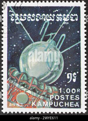 Francobollo cancellato stampato dalla Cambogia, che mostra la navicella spaziale sovietica, intorno al 1987. Foto Stock